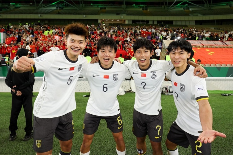 直播吧在现场|邵佳一：一场比赛不能说明什么，这是五五开的比赛